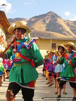 Bailarines y desfiles en las calles de Huamachuco para Feria Patronal. Perú, Sudamerica.