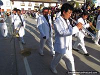 Banda de latão em equipamentos brancos em Feira Patronal em Huamachuco. Peru, América do Sul.