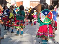 As meninas na roupa peruana tradicional executam em Feira Patronal em Huamachuco. Peru, América do Sul.