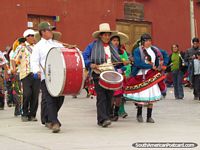 Grupo tradicional y bailarines en Feria Patronal en Huamachuco. Perú, Sudamerica.