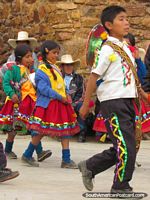 Niños en trajes vistosos en festival en Huamachuco. Perú, Sudamerica.