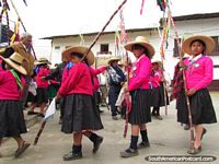 O grupo de meninas executa em Feira Patronal em Huamachuco. Peru, América do Sul.