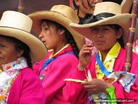 Meninas de chapéu de falcão em Feira Patronal em Huamachuco. Peru, América do Sul.