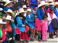 Os habitantes locais de Huamachuco reúnem-se para olhar uma pompa de rua. Peru, América do Sul.