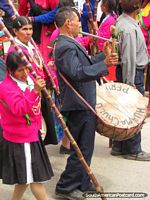 O homem toca o tambor na pompa de rua celebrtaions em Huamachuco. Peru, América do Sul.