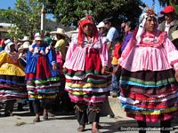 As linhas de ïndios peruanos no traje mantêm a cadeia em Huamachuco. Peru, América do Sul.