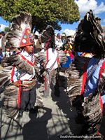 Os ïndios dançam na cobertura para a cabeça de pena em Huamachuco. Peru, América do Sul.