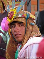 Cobertura para a cabeça fresca e lenços usados pelos ïndios em Feira Patronal em Huamachuco. Peru, América do Sul.