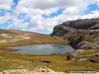 Una laguna y colina de la roca al lado del camino de Huamachuco a Shorey. Perú, Sudamerica.
