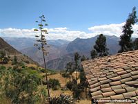 A montanha examina no caminho a Chuquicara de Pallasca. Peru, América do Sul.