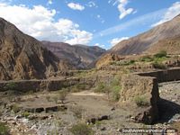 Los viajes en el terreno áspero en las tierras altas del norte de Perú. Perú, Sudamerica.