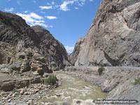 O terreno belamente feio, rio e montanhas de rocha entre Chuquicara e Caraz. Peru, América do Sul.