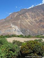Um arremesso de futebol nas montanhas entre Chuquicara e Caraz. Peru, América do Sul.