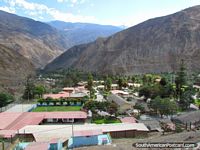 La ciudad de Huallanca en las montañas entre Chuquicara y Caraz. Perú, Sudamerica.