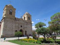 Cathedral Parroquia El Sagrario y parque en Huancayo. Perú, Sudamerica.