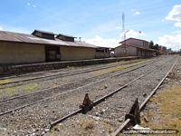 O trem segue a pista na estação ferroviária de Huancayo. Peru, América do Sul.