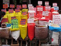 Nozes, grãos e pó de venda em mercados de Huancayo. Peru, América do Sul.