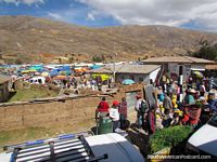 Mercado existente ao ar livre ocupado perto de Nahuinpuquio entre Huancayo e Ayacucho. Peru, América do Sul.