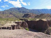 Versão maior do Formações de rocha parecidas a Stonehenge a caminho de Ayacucho de Esmeralda.