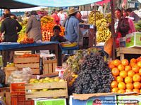 Versão maior do A fruta fresca para-se cedo no dia de mercado em Andahuaylas.