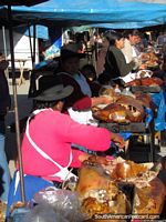La carne de cerdo fresca se para en mercados de Andahuaylas. Perú, Sudamerica.