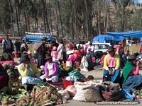 La gente Quechua indígena en mercados del Domingo de Andahuaylas. Perú, Sudamerica.