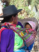 Mulher quéchua indïgena e bebê em mercados de Andahuaylas. Peru, América do Sul.