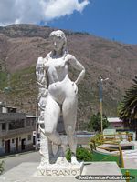 Estátua de mulher nua branca Verano (verão) em Parque Centenario em Abancay. Peru, América do Sul.