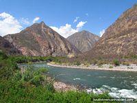 Colinas de rio e rochosas a caminho de Cusco de Abancay. Peru, América do Sul.