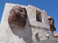 Versão maior do Monumento com 2 caras em Cusco aos fundadores da cidade.