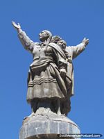 Versión más grande de Monumento de una mujer y niño en Yunguyo.