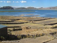 Belas visões do Lago Titicaca ao norte/oeste de Desaguadero. Peru, América do Sul.