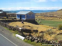 Uma pequena fazenda e abrigo azul perto do Lago Titicaca. Peru, América do Sul.