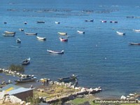 Muitos pequenos barcos de pesca e redes no Lago Titicaca. Peru, América do Sul.