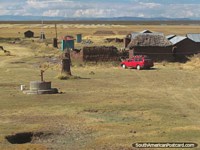 Versión más grande de Una granja simple con Lago Titicaca en la distancia cerca de Juli.