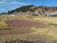 Uma comunidade e colina em volta da área de Huisahuinica perto da Titicaca. Peru, América do Sul.