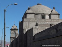 Versión más grande de Cúpula de piedra y torre de un edificio histórico en Arequipa.
