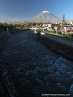 Volcan Misti e o rio em Arequipa. Peru, América do Sul.