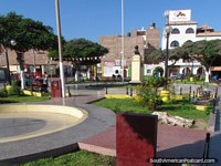 Small plaza y parque en Nazca central. Perú, Sudamerica.