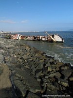 Um naufrágio perto de Praça Grau na terra a margem de água de Chimbote. Peru, América do Sul.