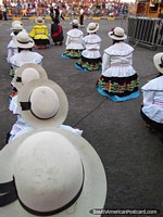 Una fila de niñas en sombreros en un festival que baila en Chimbote. Perú, Sudamerica.