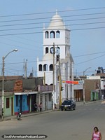 Iglesia blanca en Chao, una pequeña ciudad entre Chimbote y Trujillo. Perú, Sudamerica.