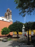 Versão maior do Plazuela da Merced e a igreja em Trujillo.