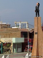 Monumento de un hombre en una pequeña ciudad al norte de Trujillo. Perú, Sudamerica.
