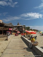 Barras e restaurantes atrás de praia de Mancora. Peru, América do Sul.