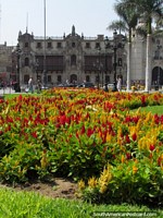 Palacio de Arzobispal detrás de una cama de flores vistosas en Lima central. Perú, Sudamerica.