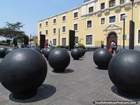 Versão maior do Enormes bolas de boliche prontas e enfileiradas para impressionar pessoas em Lima.