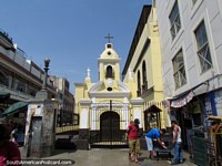 Uma pequena igreja amarela na área de mercado de Lima. Peru, América do Sul.
