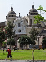 Igreja em parque universitário em Lima. Peru, América do Sul.