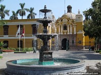 Larger version of Panteon de Los Proceres building and fountain in Lima.